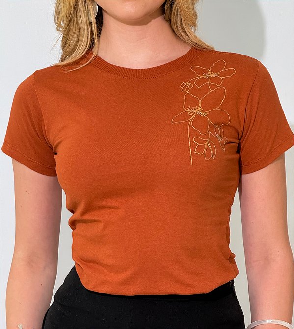 TSHIRT FEMININA ALGODÃO FLOR NA LATERAL / TERRA COTA