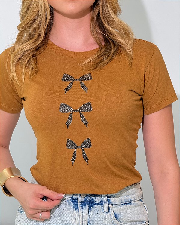 TSHIRT FEMININA ALGODÃO 3 LAÇOS STRASS / CARAMELO