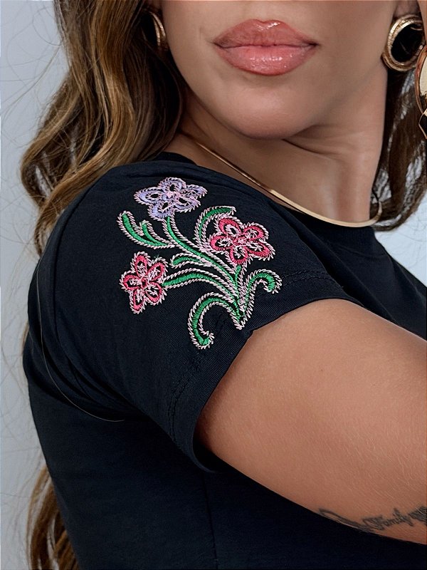 TSHIRT FEMININA ALGODÃO BORDADA NA MANGA 3 FLORES E RAMO / PRETA