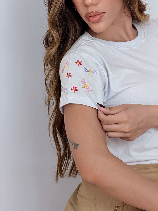 TSHIRT FEMININA ALGODÃO BORDADA NA MANGA FLORZINHA E LIBELULA / BRANCA