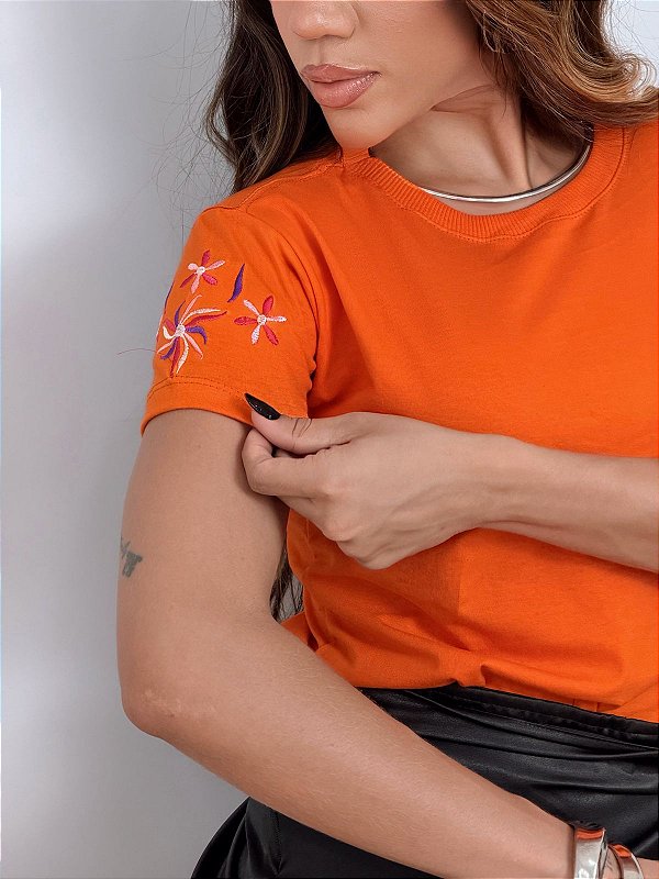 TSHIRT FEMININA ALGODÃO BORDADA NA MANGA FLORES FINAS /. LARANJADA
