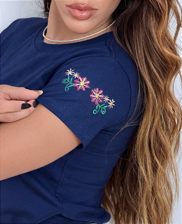 TSHIRT FEMININA ALGODÃO BORDADA NA MANGA DUAS FLORES AMARELAS / AZUL MARINHO