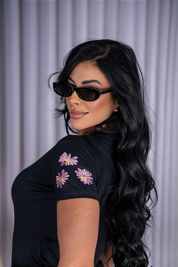 TSHIRT FEMININA ALGODÃO BORDADA NA MANGA 3 FLORES LILAS / PRETA