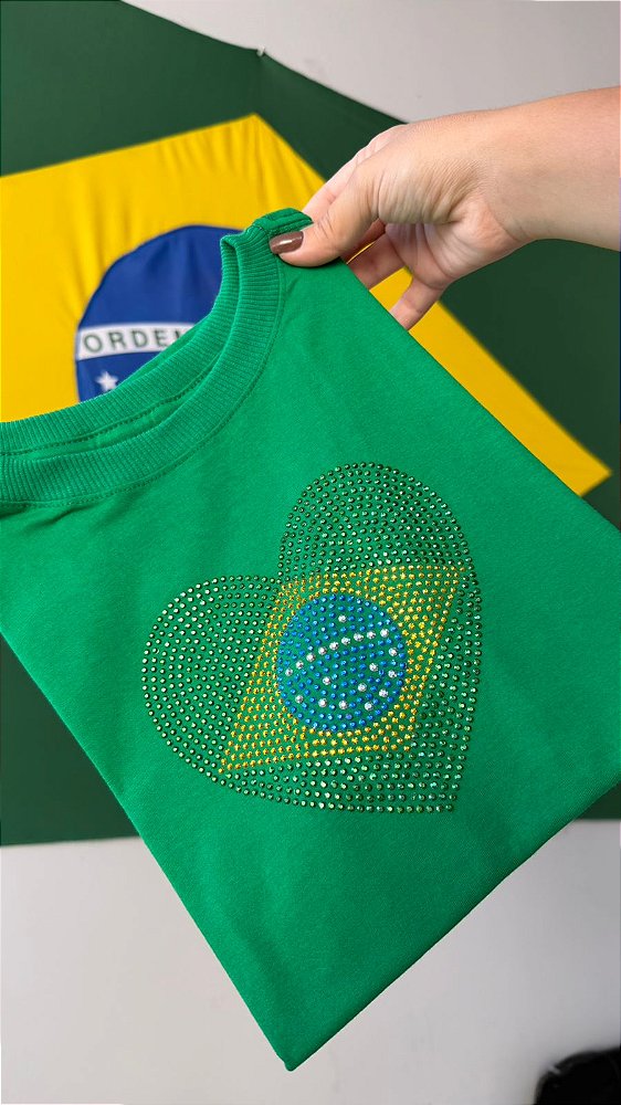 TSHIRT FEMININA ALGODÃO BRASIL STRASS CORAÇÃO / VERDE BANDEIRA