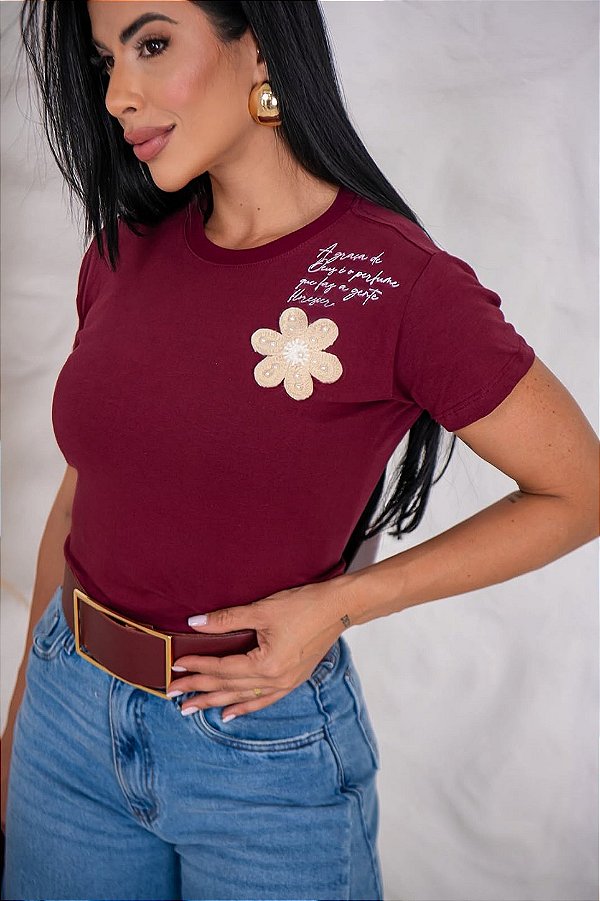TSHIRT FEMININA ALGODÃO FLOR LATERAL / MARSALA