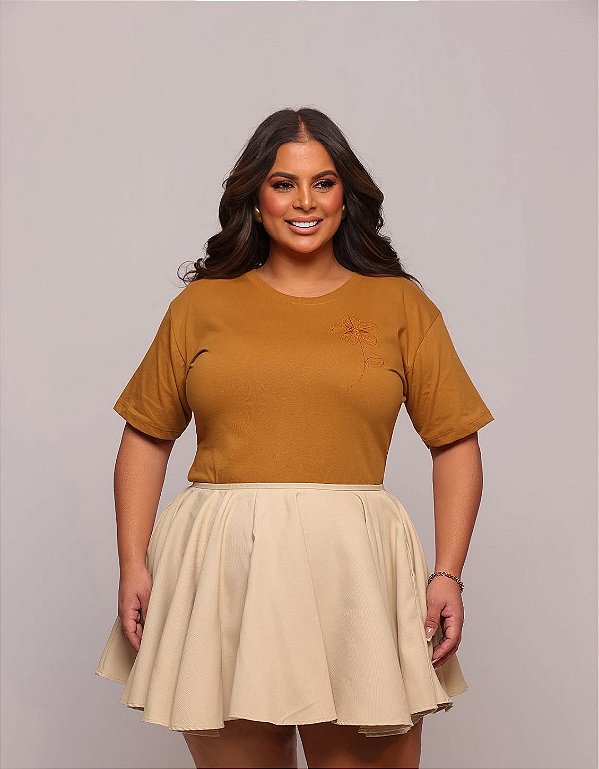 TSHIRT PLUS SIZE FEMININA BORDADA FLOR PEQUENO / CARAMELO