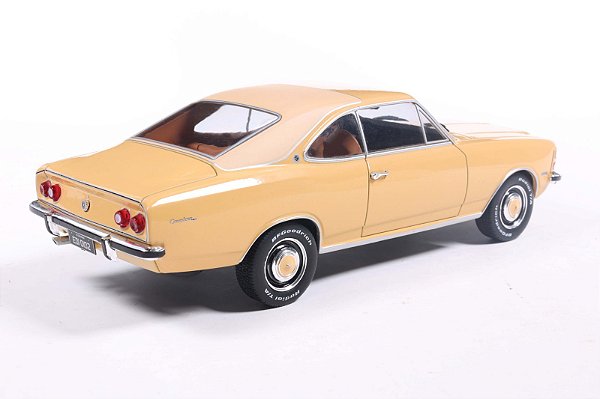 Miniatura Chevrolet Opala Comodoro Bege Classics 1:24