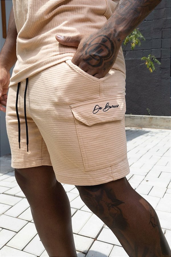 Bermuda Bege Cargo Canelada Escrita Preta De Buenas