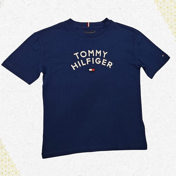 Camiseta Tommy Hilfiger azul com o logo estampado no busto