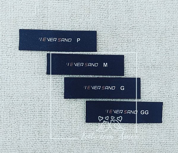 Etiqueta de cetim | 4x1,5 cm | Fundo preto