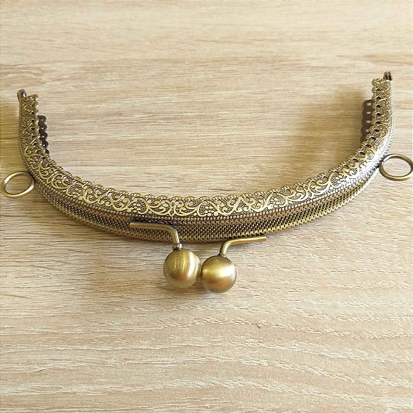 Fecho da Vovó Decorado Japonês. 16,5x9cm. Ouro Velho. BK-1674