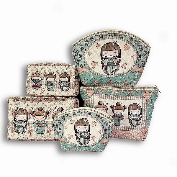 Necessaire Kokeshi - Painel Tricoline Digital - Fuxicos e Fricotes DIY