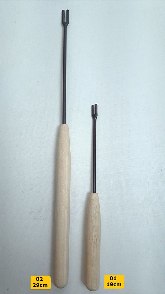 Enchedor de plumante com cabo de madeira