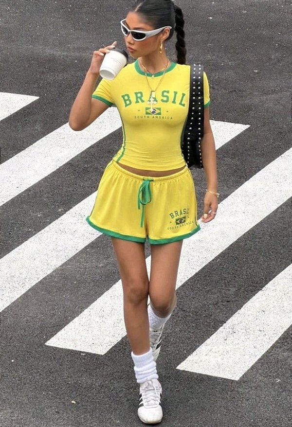 Conjunto de Camiseta Cropped Estampa Bandeira do Brasil e Shorts
