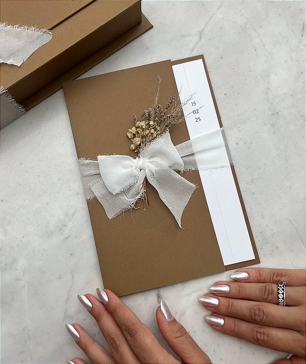 Convite com mini buquê L&J