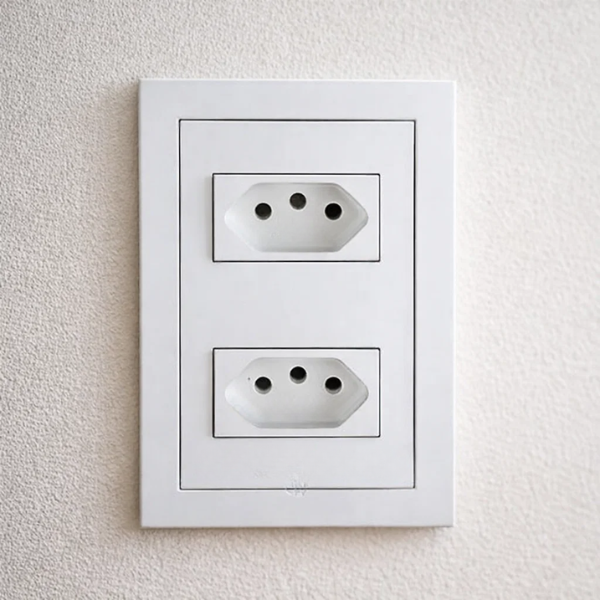 CJ TOMADA DUPLA ( 10A + 20A ) 4X2 - DICOMPEL EKRON BRANCO - EK-30000/53