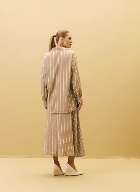 CAMISA FEMININA DESPOJADA COM DETALHES  NEW CAQUI/ OFF LISTRA NATURAL - DIMY