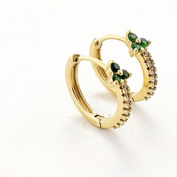 Brinco Argola Cravejado com Zircônias Verde e Cristal - Banhado em Ouro 18k