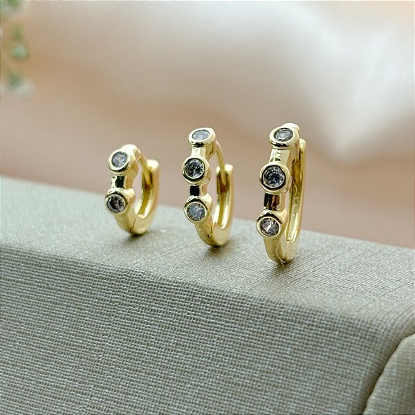 Brinco de Argola Cravejado com Três Zircônias M - Banhado em Ouro 18k
