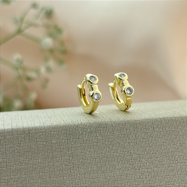 Brinco de Argola Cravejado com Duas Zircônias P - Banhado em Ouro 18k