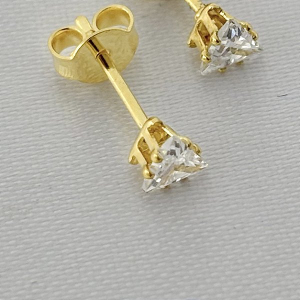 Brinco Ponto de Luz de Zircônia em Formato Triangular G - Banhado em Ouro 18k