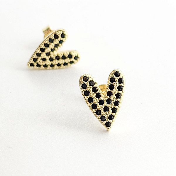 Brinco de Coração Achatado Cravejado com Zircônia Ônix – Banhado em Ouro 18K