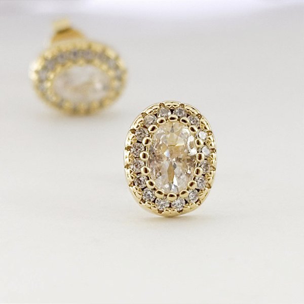 Brinco Oval Cravejado com Zircônia - Banhado em ouro 18k