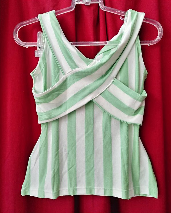 Blusa transpassada no busto