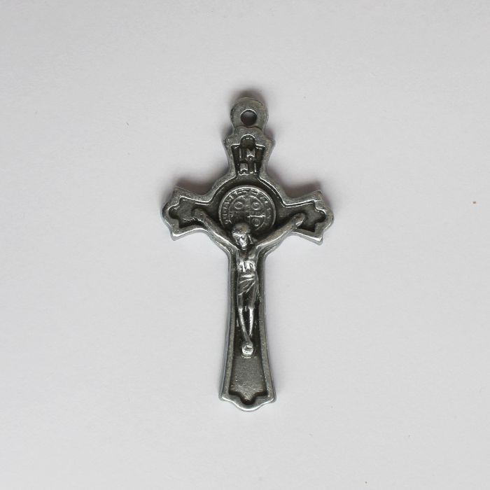 Cruz em níquel com Cristo e medalha de São Bento - Pacote com 20 peças - Cód.: 7834