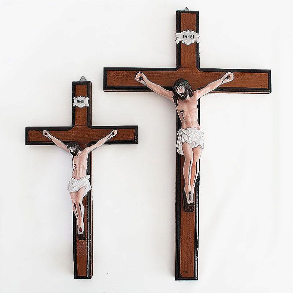 Crucifixo de parede com Cristo em resina e cruz em madeira - 2 opções de tamanho