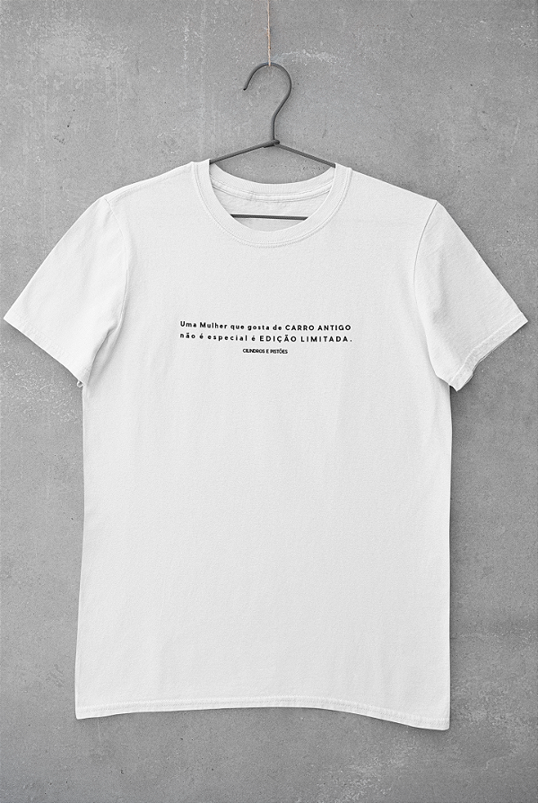 Camiseta  Fem.  Frases - Uma Mulher que Gosta de  Carros Antigos Não é Especial é Edição Limitada