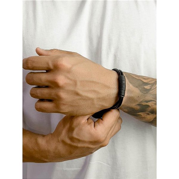 BRACELETE EM COURO E BARBANTES NA COR MARROM ESCURO