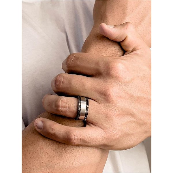 ANEL EM FIBRA DE CARBONO COM DESIGN EM SIMBOLOS E ACO POLIDO