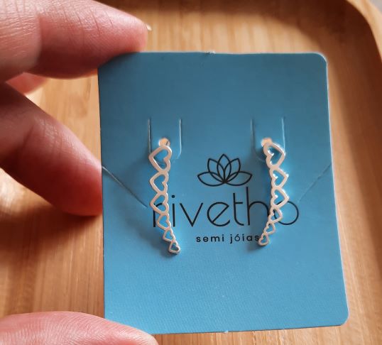 BRINCO EARCUFF 6 CORAÇÕES VAZADOS