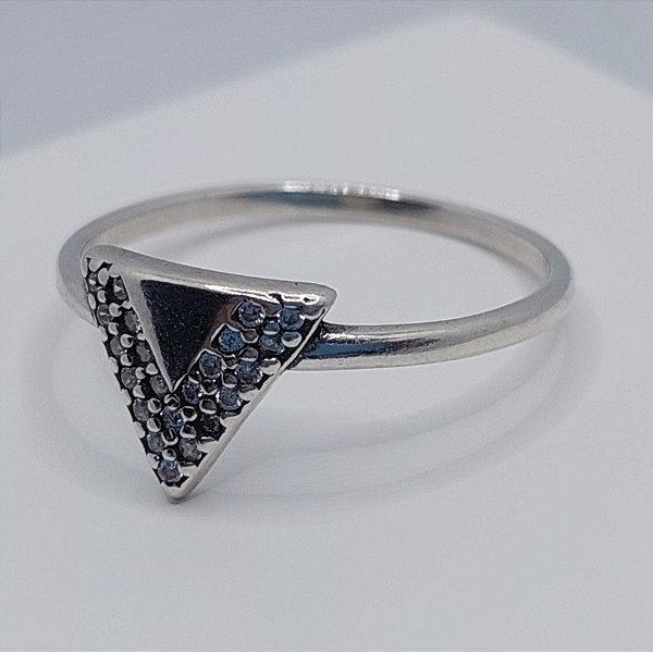 ANEL TRIANGULO CRAVEJADO NAS LATERAL C/ MICRO ZIRCONIA