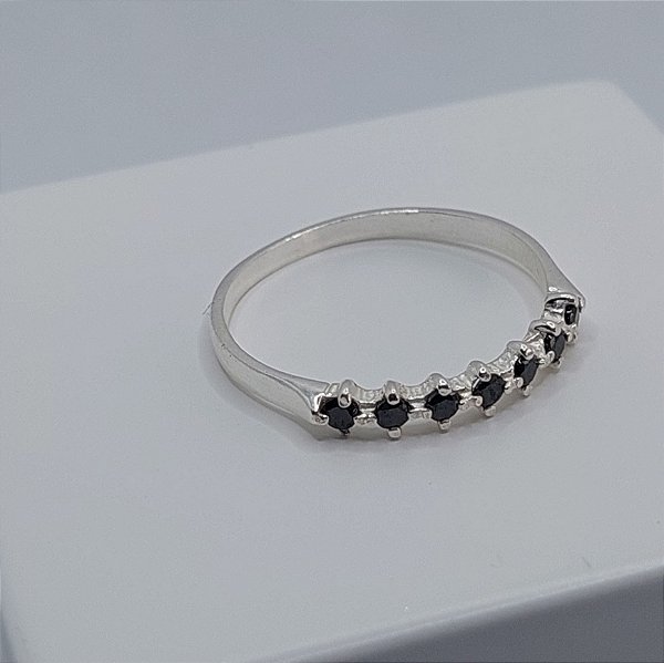 ANEL MEIA ALIANCA COM 7 ZIRCONIAS PRETO