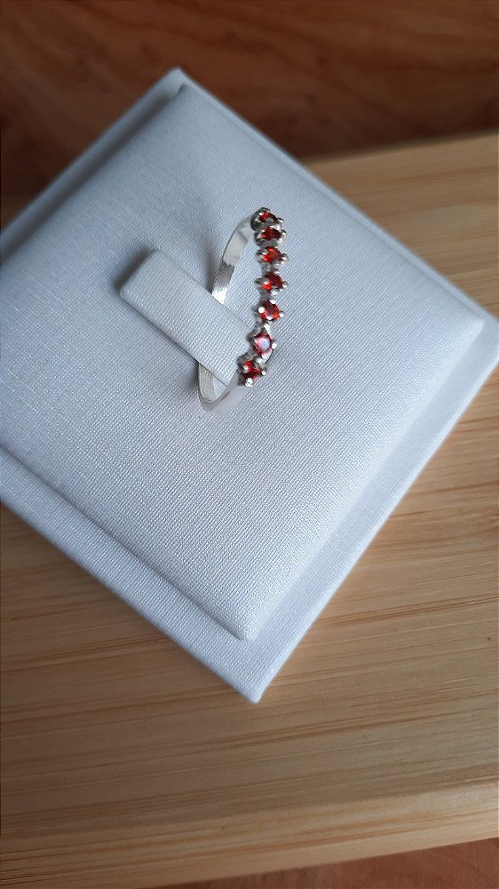 ANEL MEIA ALIANCA COM 7 ZIRCONIAS VERMELHO