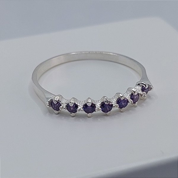 ANEL MEIA ALIANCA COM 7 ZIRCONIAS LILÁS