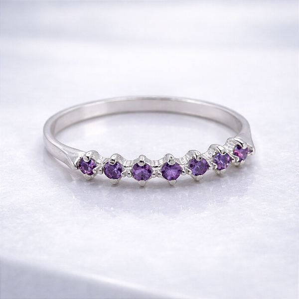 Anel Meia Aliança 7 Zircônias Lilás - Prata 925