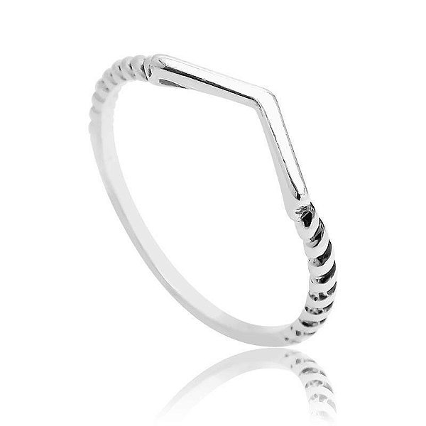 ANEL COM DETALHE LISO PRATA