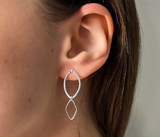 Brinco  Oval Detalhado e Losango - Prata 925