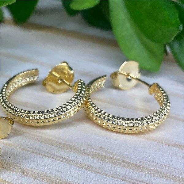 Brinco Meia Argola Trabalhada Banho Ouro 18k
