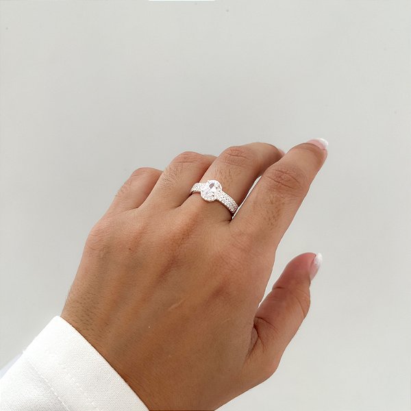 Anel Luxo com pedra central oval