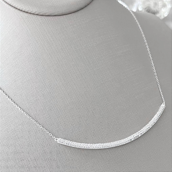 Colar com Barra Curvada Cravejada com Zircônias – Prata 925