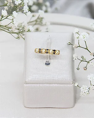 Anel Meia Aliança de Ouro 18K com Pérolas e Safiras