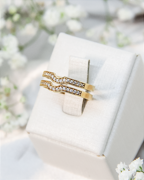 Par de Aparadores de Ouro 18K Côncavo Cravejado Zircônias