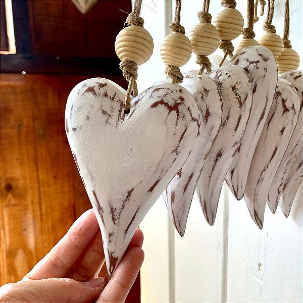 Coração pingente de madeira branco patinado, 13cm, modelo bicudo