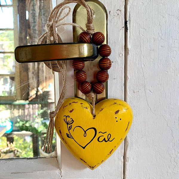 Coração de madeira 10cm amarelo, Mãe, com alça contas de madeira