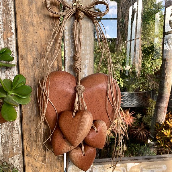 Coração madeira natural 19cm com corações pendurados
