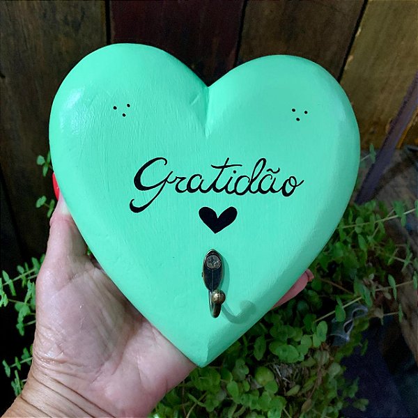 Coração 16cm verde claro "Gratidão", com ganchos para pendurar